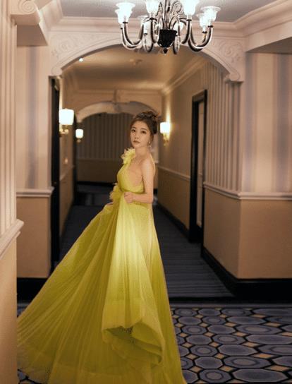 身材小巧的冯提莫时尚感有多强?堪称小个子女生穿搭模板