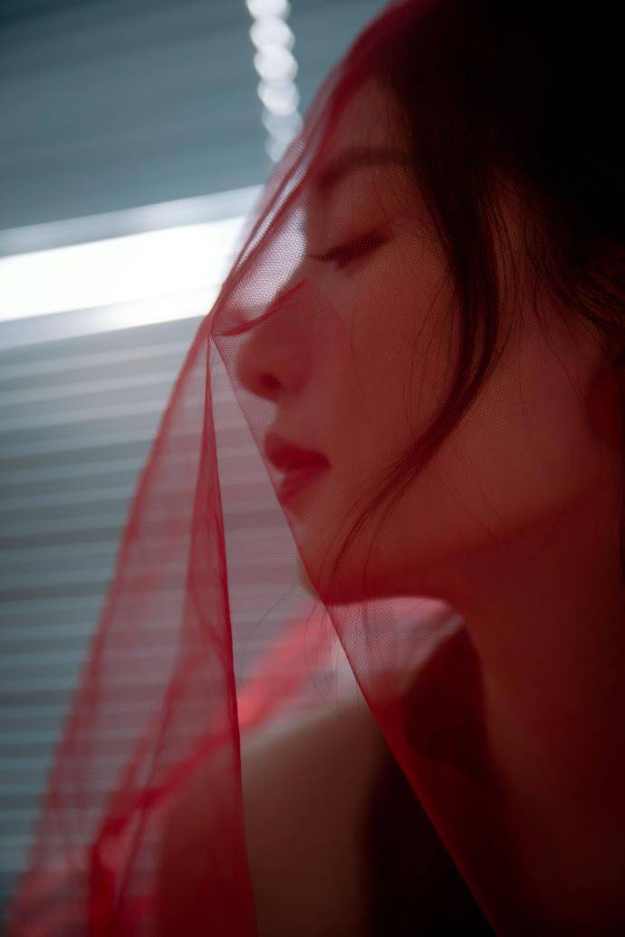 江疏影穿红裙大秀香肩 红纱覆面美艳又迷人