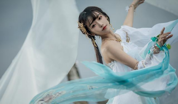 半藏森林牛年第一发私房照，奢靡生活引人关注，但茶艺却变low了