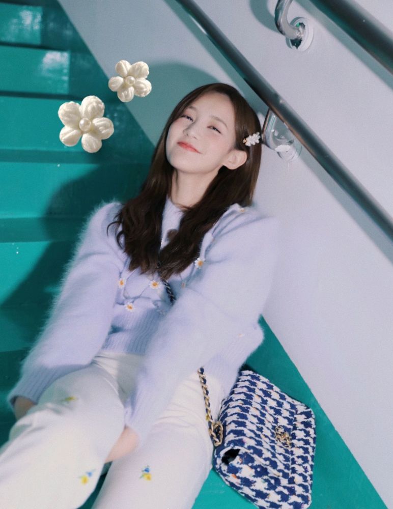 李一桐用颜色穿出元气少女感,也太显嫩了