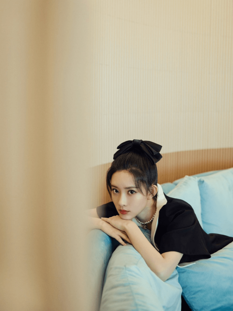 孟子义穿V领小短裙大秀好身材,小香风短裙造型“又纯又欲”