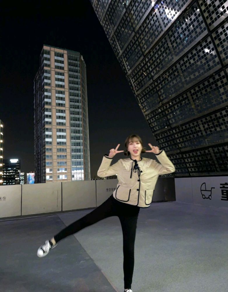 虞书欣穿银色亮片连衣裙配高马尾洋气精致,成熟大气