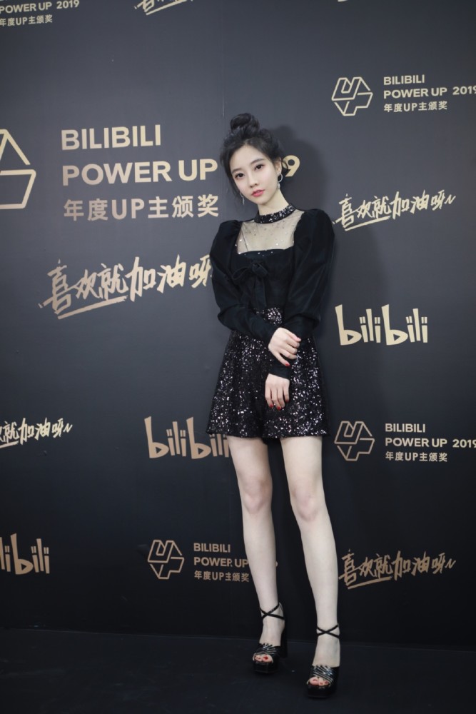 冯提莫带火了甜美风穿搭,减龄青春咋看咋美