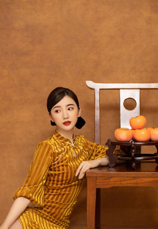 毛晓彤国风拜年造型复古喜庆,温婉大方又不失知性