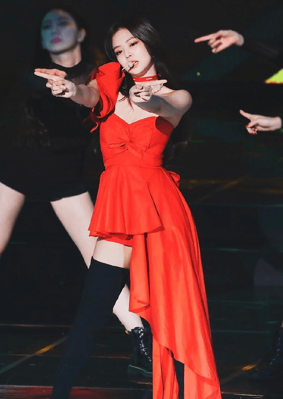 Jennie穿红装太撩人，锁骨窝精致抢镜，哪吒头中国风十足
