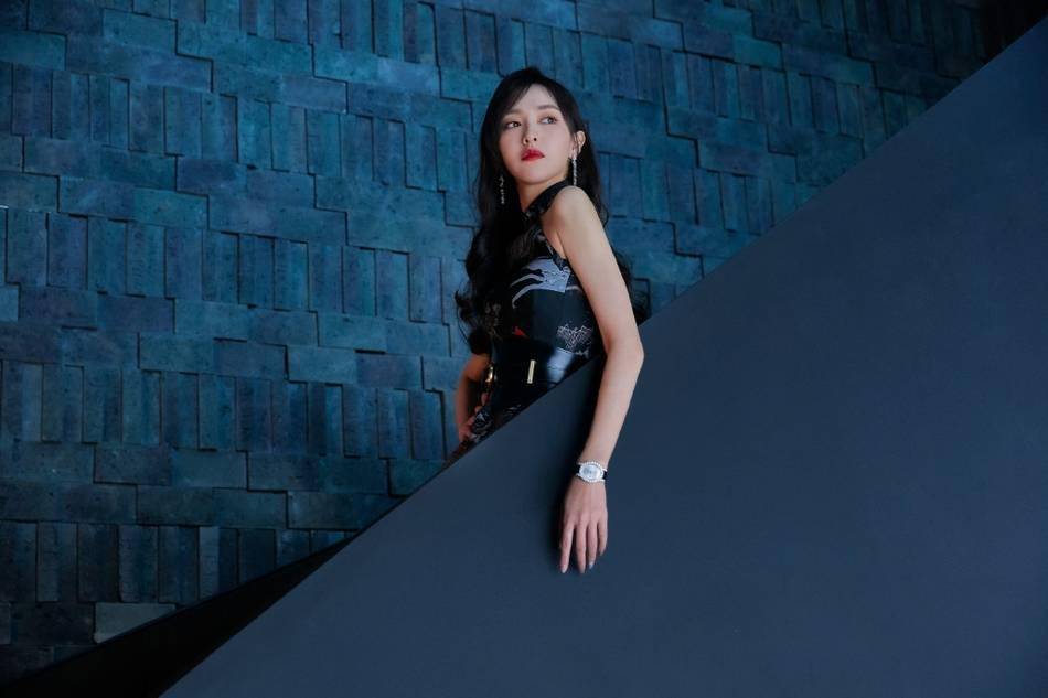 唐嫣中式风新年写真曝光 一袭黑色长裙端庄美艳