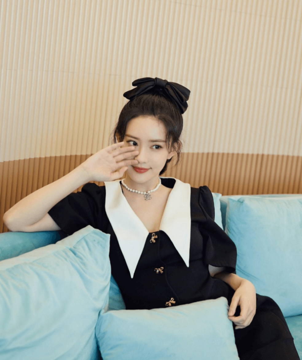 孟子义穿V领小短裙大秀好身材,小香风短裙造型“又纯又欲”