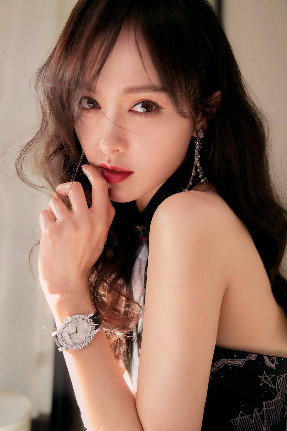 唐嫣中式风新年写真曝光 一袭黑色长裙端庄美艳