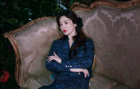 宋慧乔波浪卷发优雅动人,一双美腿格外耀眼