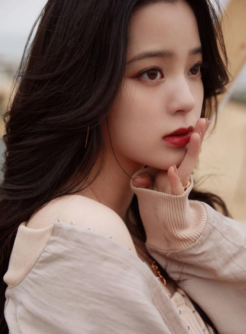 欧阳娜娜穿衣越来越大胆?挑战15cm内搭秀身材,外套滑落时看的脸红