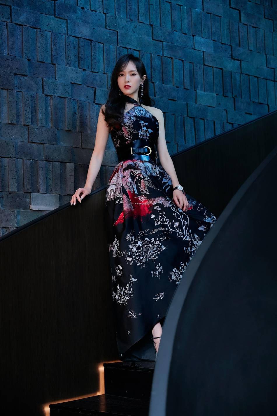 唐嫣中式风新年写真曝光 一袭黑色长裙端庄美艳