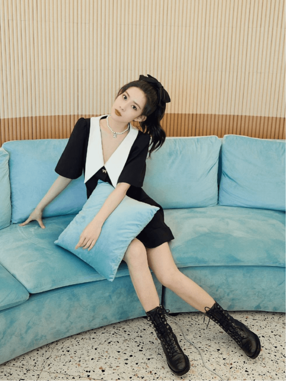 孟子义穿V领小短裙大秀好身材,小香风短裙造型“又纯又欲”