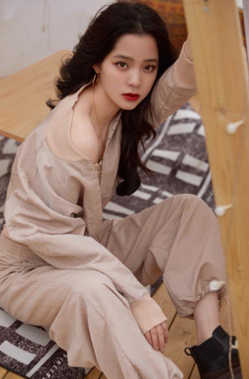 欧阳娜娜穿衣越来越大胆?挑战15cm内搭秀身材,外套滑落时看的脸红