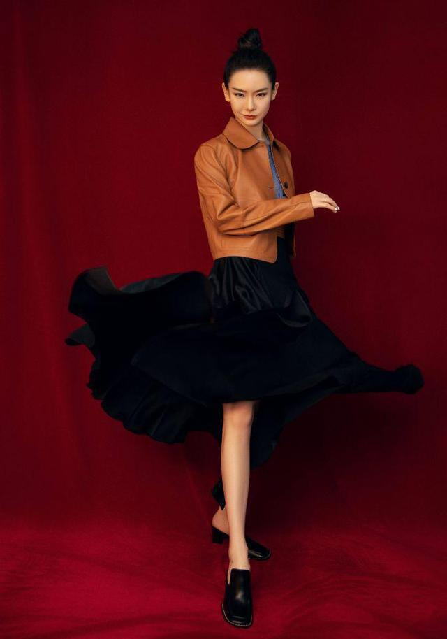 戚薇花边衬衣配红色吊带公主范十足，喜庆还很洋气