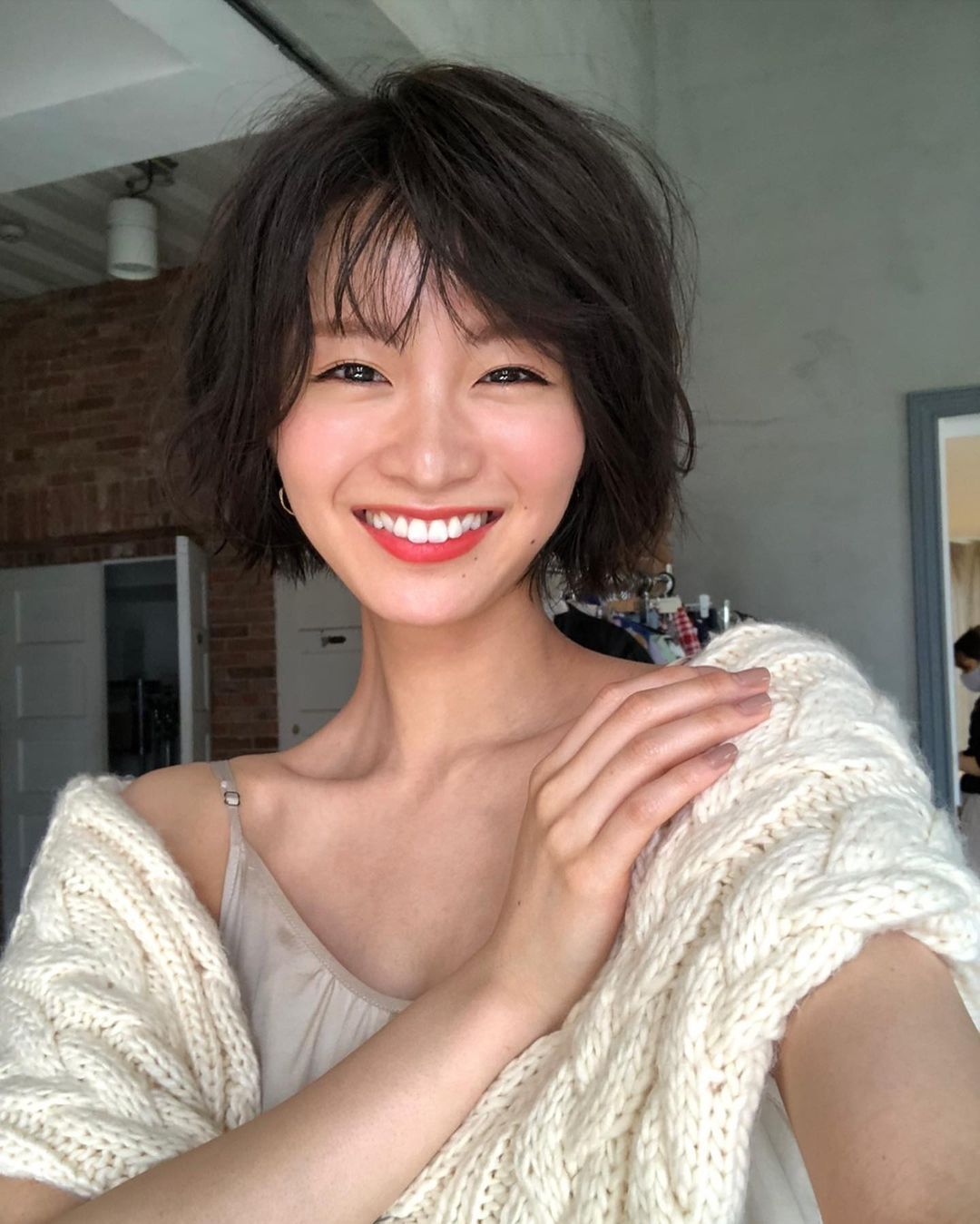 日系时尚杂志模特冈崎纱绘甜美笑容亲和力十足，完全理想型女友