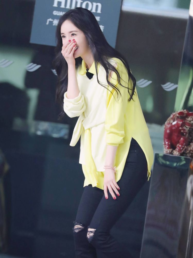 杨幂黄色针织上衣搭黑色破洞裤，捂嘴娇笑又美又甜！