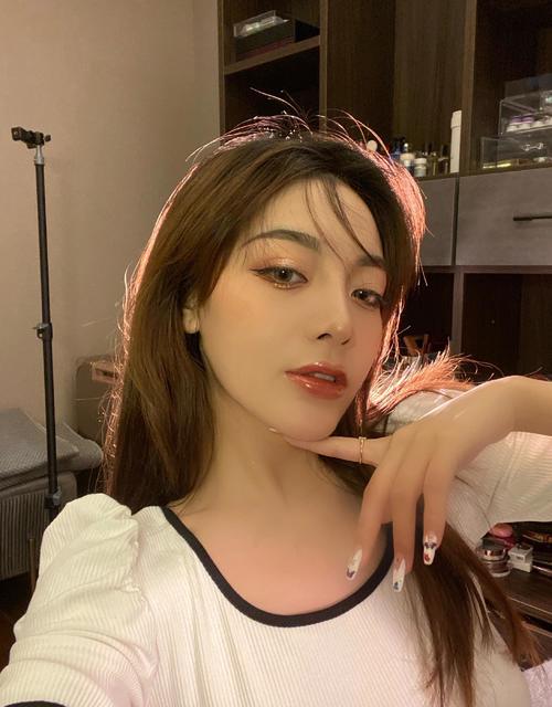 网红温精灵承认整容,前后对比图明显,粉丝:就是喜欢她的直率