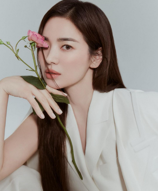 宋慧乔波浪卷发优雅动人,一双美腿格外耀眼