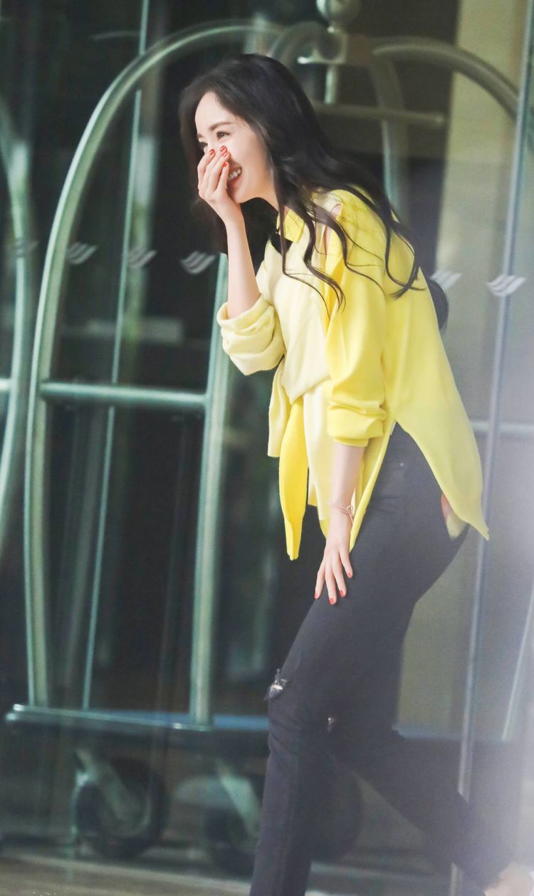 杨幂黄色针织上衣搭黑色破洞裤，捂嘴娇笑又美又甜！