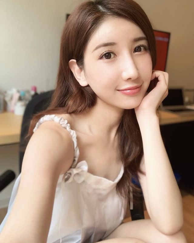 论坛上疯传一张戴口罩的正妹，她竟然是写真女星《亚里沙》