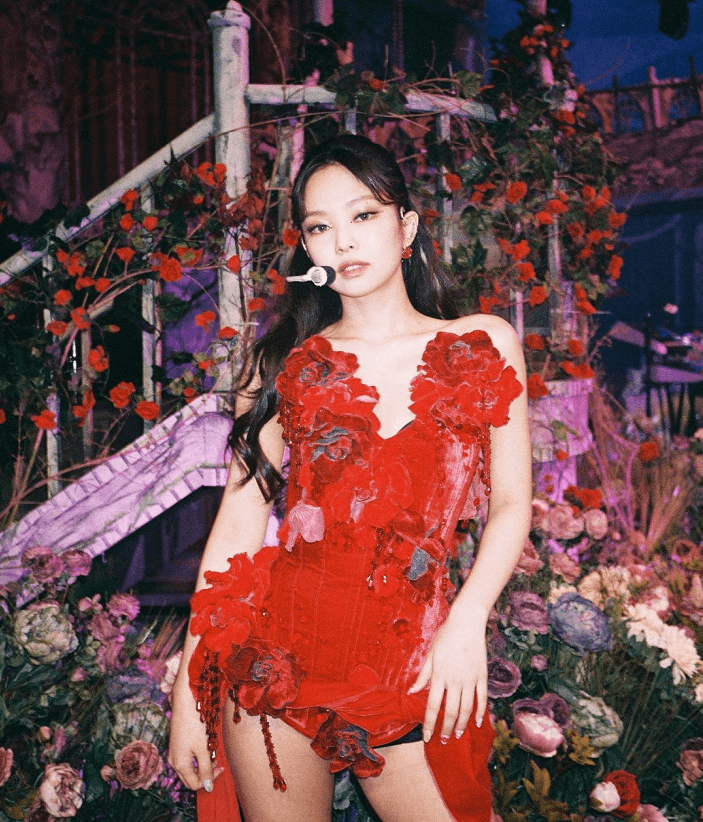 Jennie穿红装太撩人，锁骨窝精致抢镜，哪吒头中国风十足