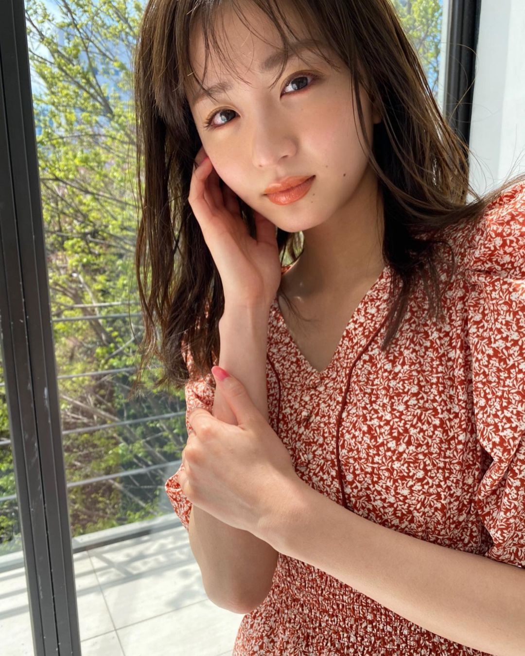 日系时尚杂志模特冈崎纱绘甜美笑容亲和力十足，完全理想型女友