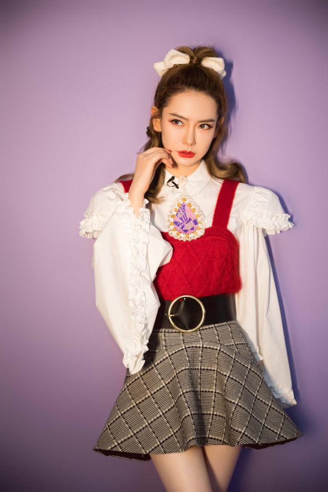 戚薇花边衬衣配红色吊带公主范十足，喜庆还很洋气