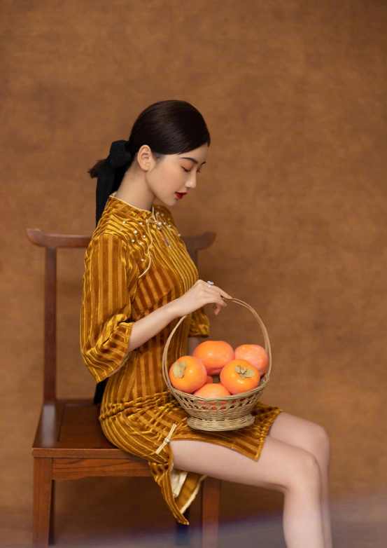 毛晓彤国风拜年造型复古喜庆,温婉大方又不失知性