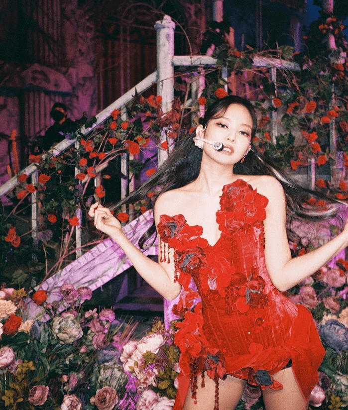 Jennie穿红装太撩人，锁骨窝精致抢镜，哪吒头中国风十足