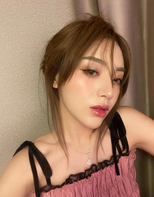 网红温精灵承认整容,前后对比图明显,粉丝:就是喜欢她的直率