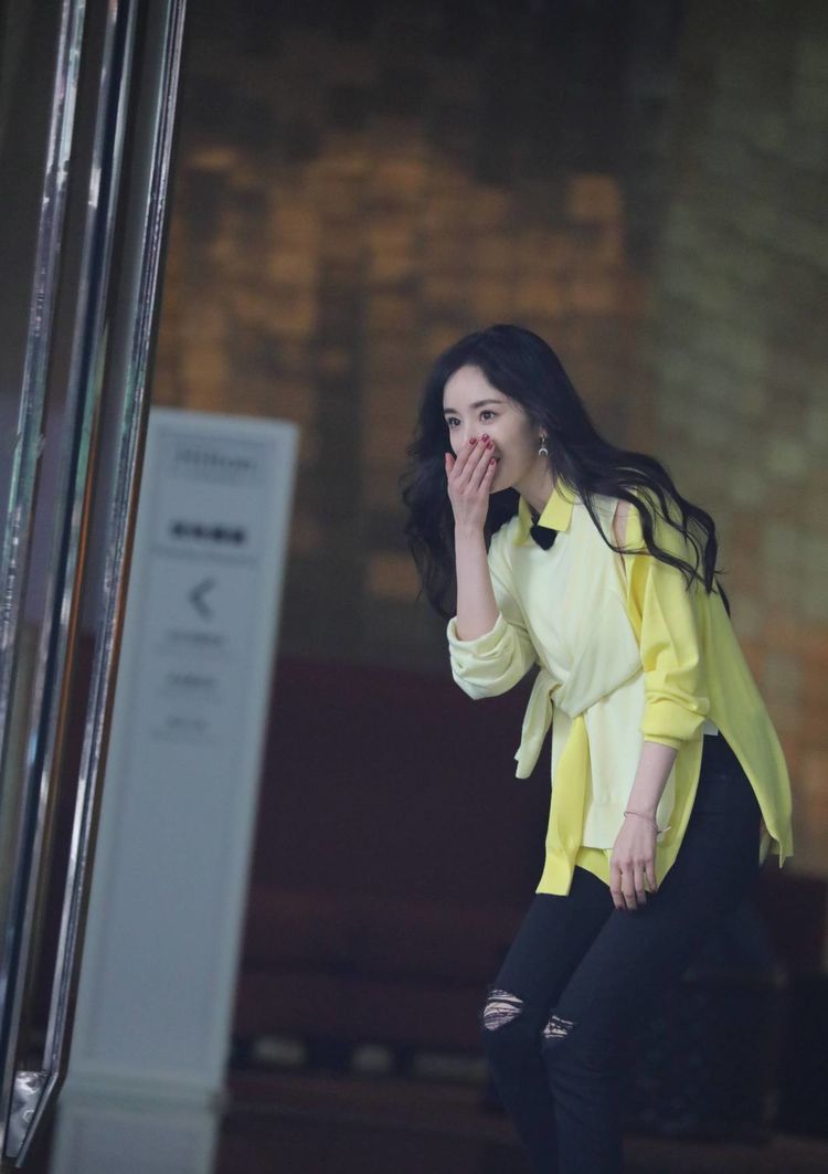 杨幂黄色针织上衣搭黑色破洞裤，捂嘴娇笑又美又甜！