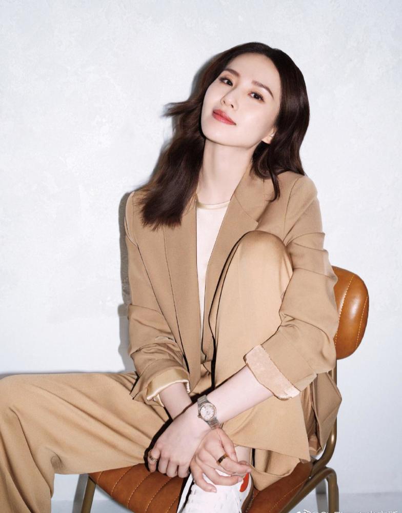 刘诗诗情人节穿紫色长裙温婉可人,披肩长卷发尽显优雅气质