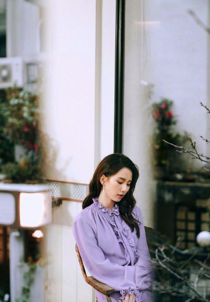 刘诗诗情人节穿紫色长裙温婉可人,披肩长卷发尽显优雅气质