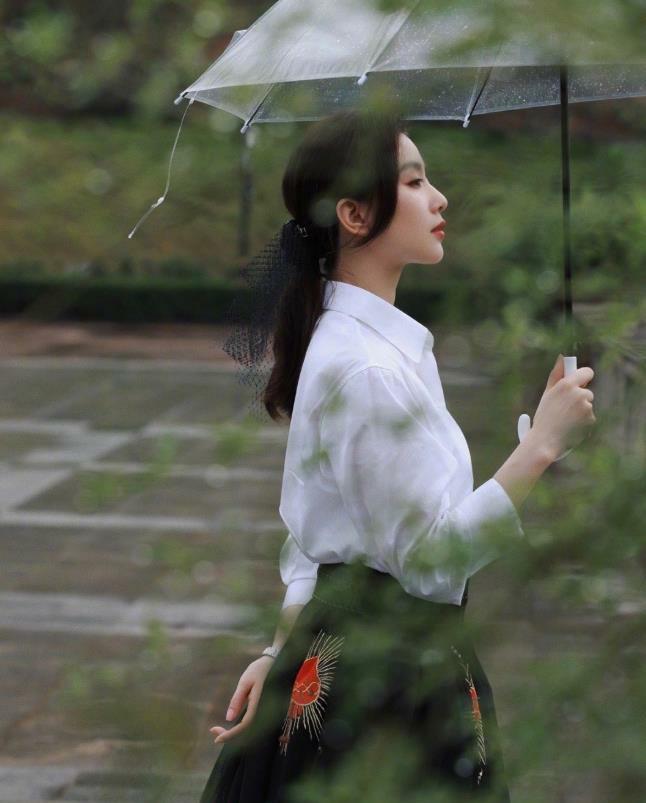 刘诗诗情人节穿紫色长裙温婉可人,披肩长卷发尽显优雅气质