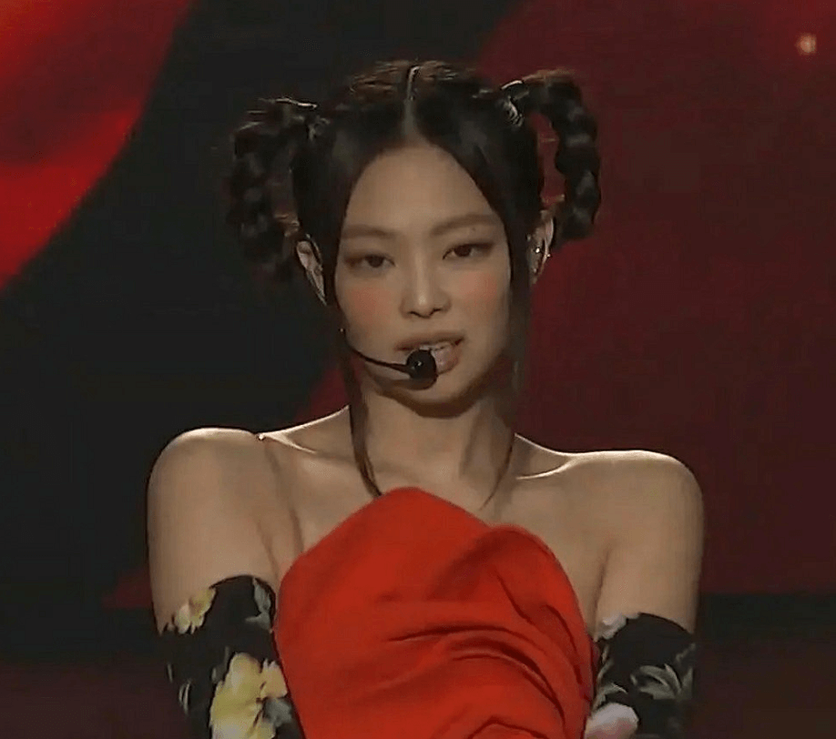 Jennie穿红装太撩人，锁骨窝精致抢镜，哪吒头中国风十足