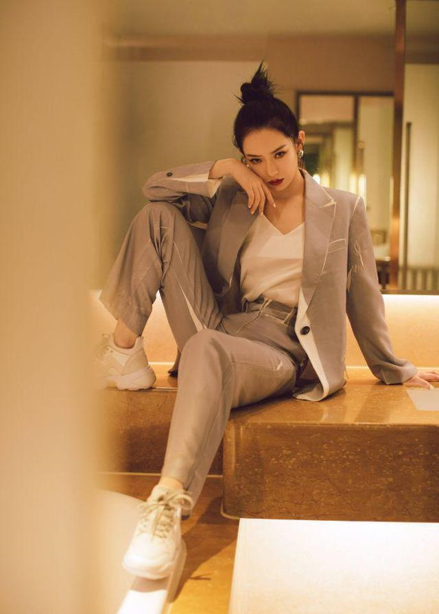 戚薇花边衬衣配红色吊带公主范十足，喜庆还很洋气