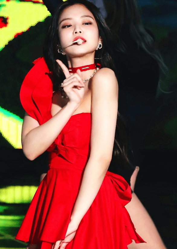Jennie穿红装太撩人，锁骨窝精致抢镜，哪吒头中国风十足