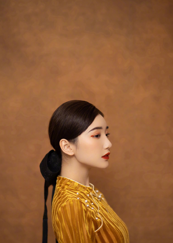 毛晓彤国风拜年造型复古喜庆,温婉大方又不失知性