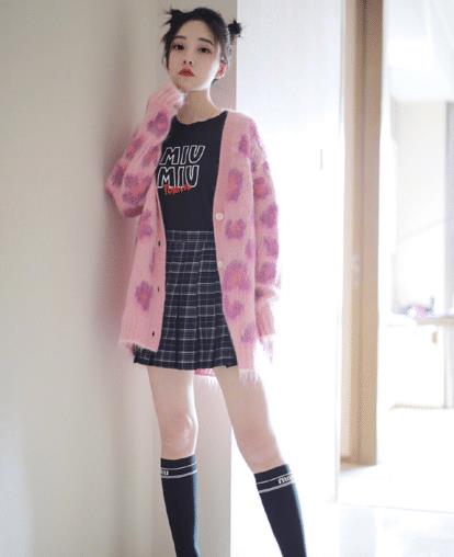 身材小巧的冯提莫时尚感有多强?堪称小个子女生穿搭模板