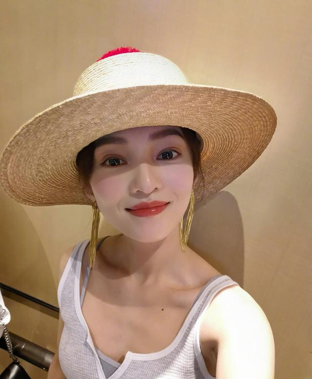张韶涵开口就有穿透云霄的爆发力,衣品充满了少女感