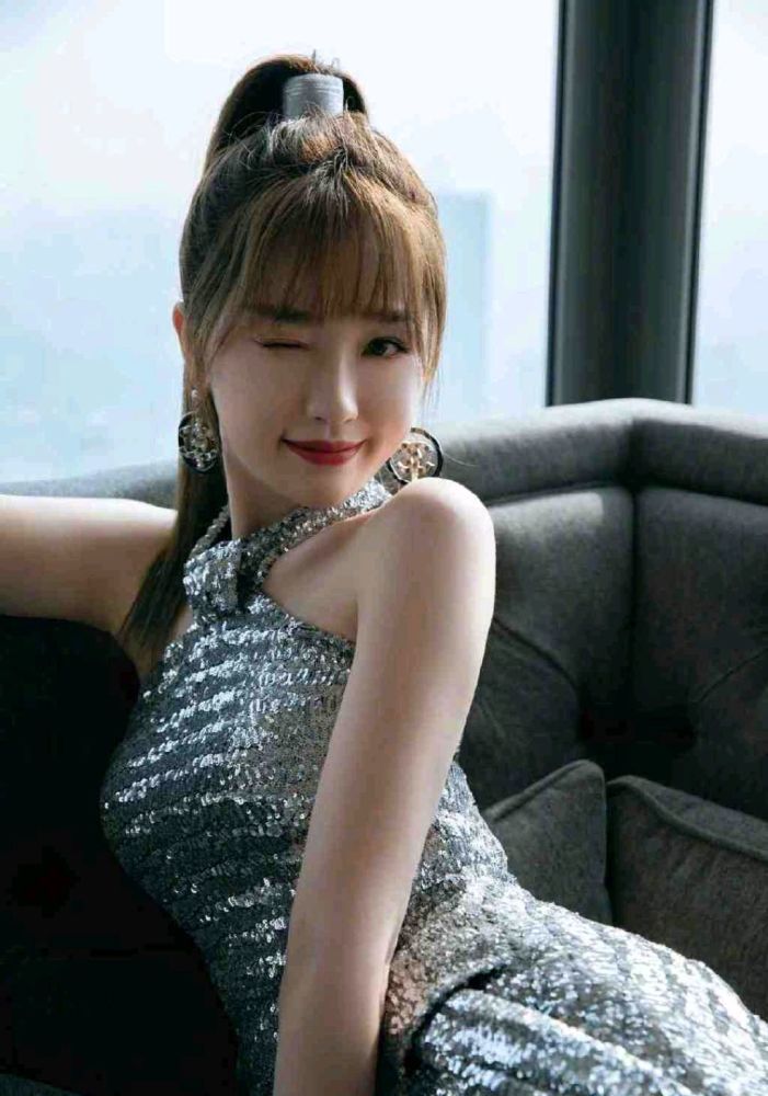 虞书欣穿银色亮片连衣裙配高马尾洋气精致,成熟大气