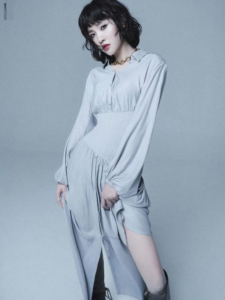 唐艺昕拒绝甜美玩转酷飒潮流,猫系烟熏妆太“勾人”