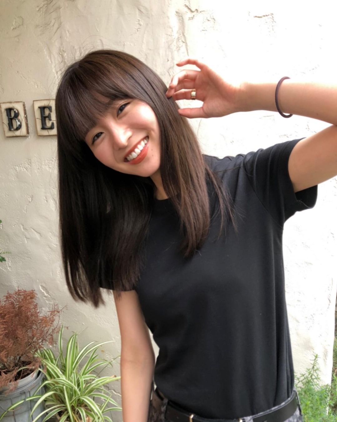 日系时尚杂志模特冈崎纱绘甜美笑容亲和力十足，完全理想型女友