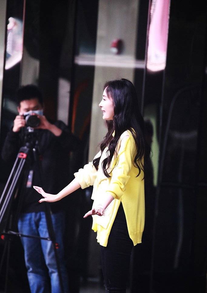 杨幂黄色针织上衣搭黑色破洞裤，捂嘴娇笑又美又甜！