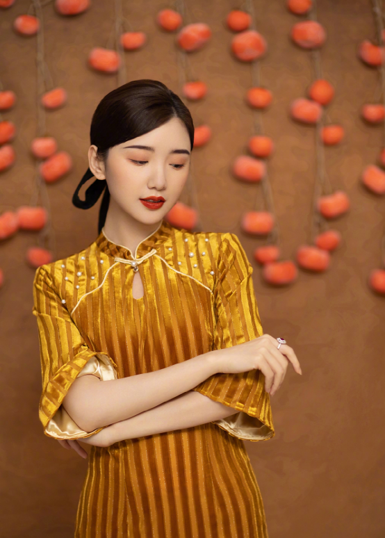 毛晓彤国风拜年造型复古喜庆,温婉大方又不失知性