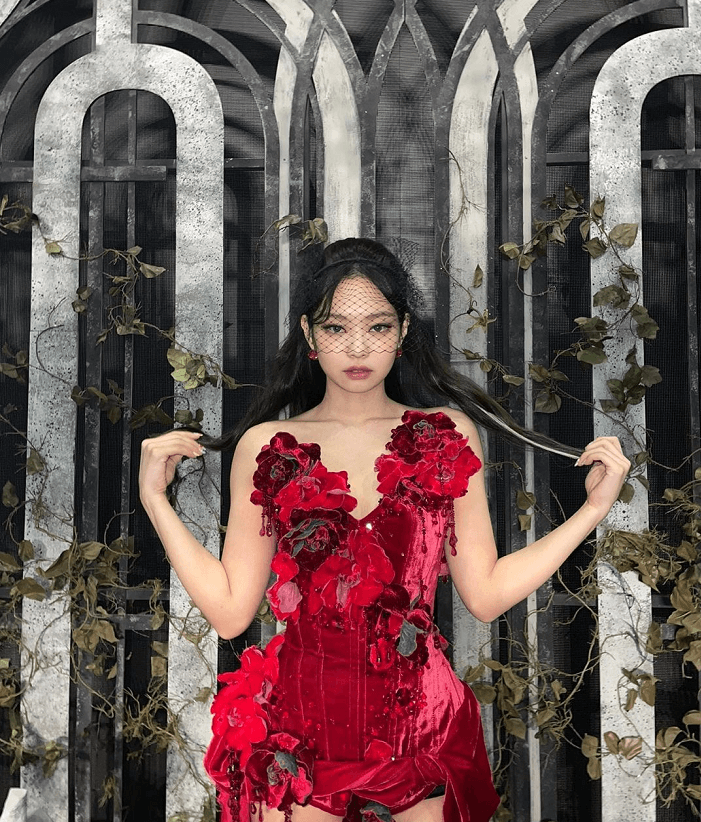 Jennie穿红装太撩人，锁骨窝精致抢镜，哪吒头中国风十足