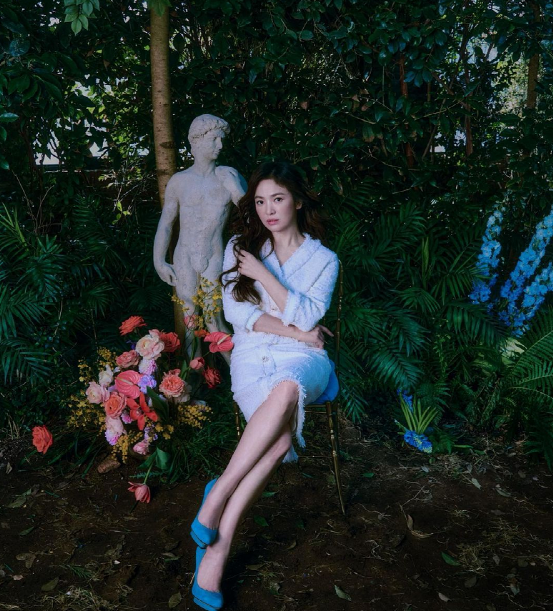 宋慧乔波浪卷发优雅动人,一双美腿格外耀眼