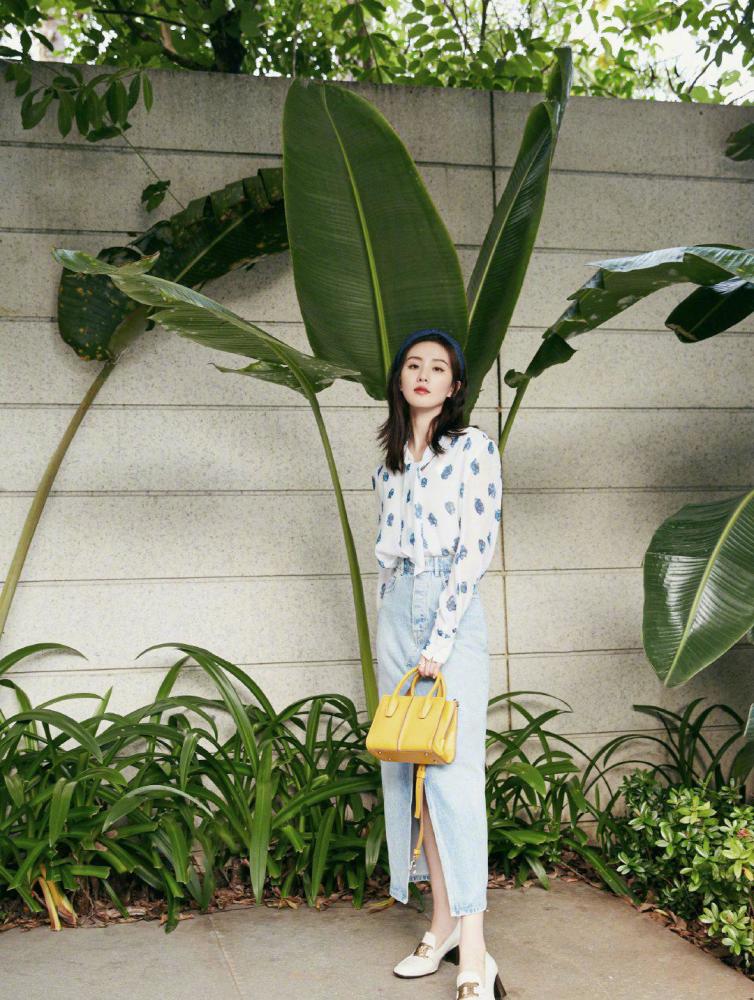 刘诗诗情人节穿紫色长裙温婉可人,披肩长卷发尽显优雅气质