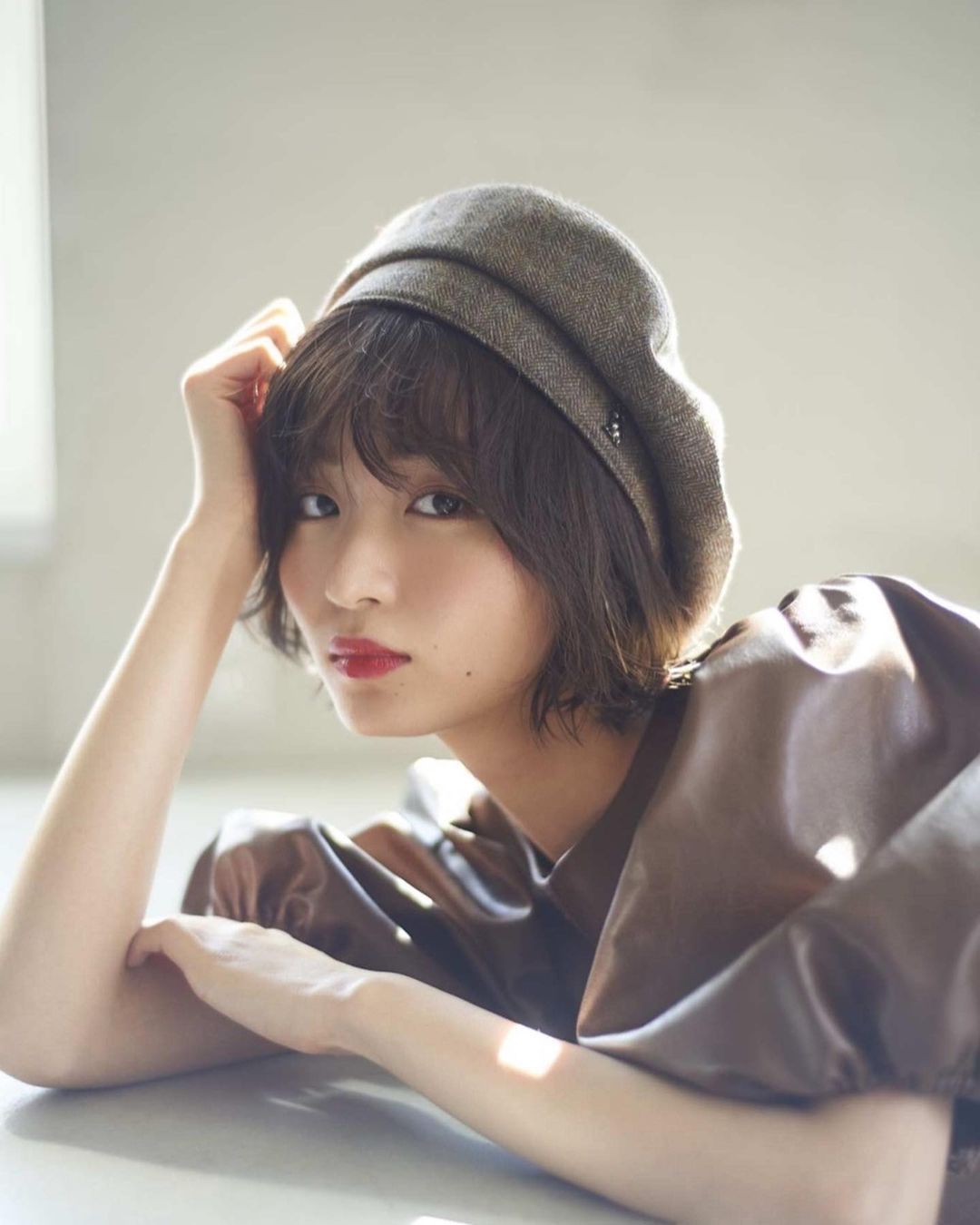 日系时尚杂志模特冈崎纱绘甜美笑容亲和力十足，完全理想型女友