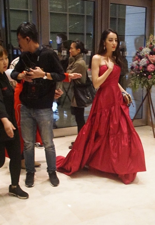 迪丽热巴最新装扮虽然气场高级,但穿的裙子像塑料太掉价